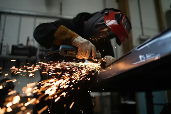 Travail de soudure sur acier dans l’atelier genevois Gilliéron