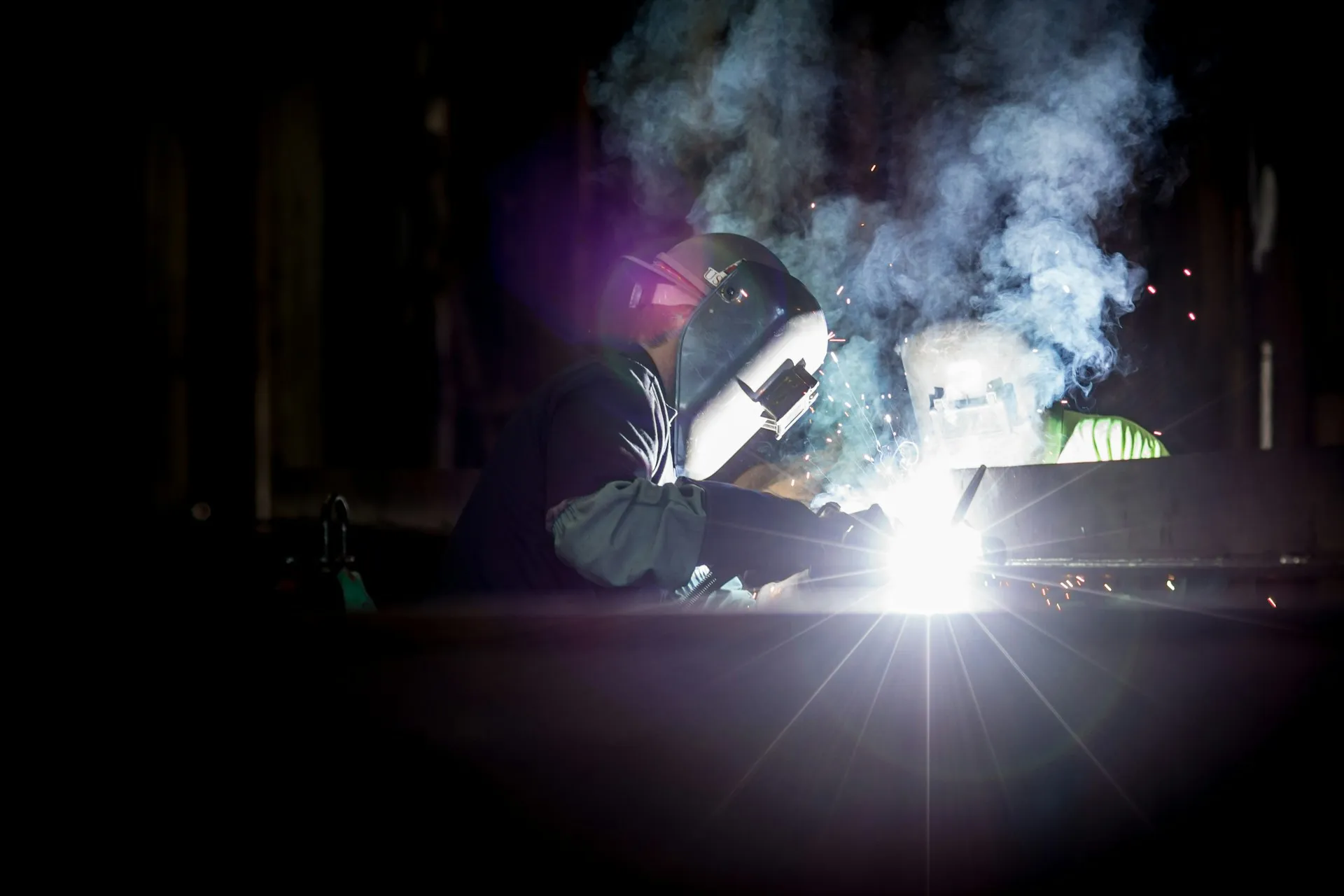 Soudure et étincelles dans un atelier de construction métallique à Genève